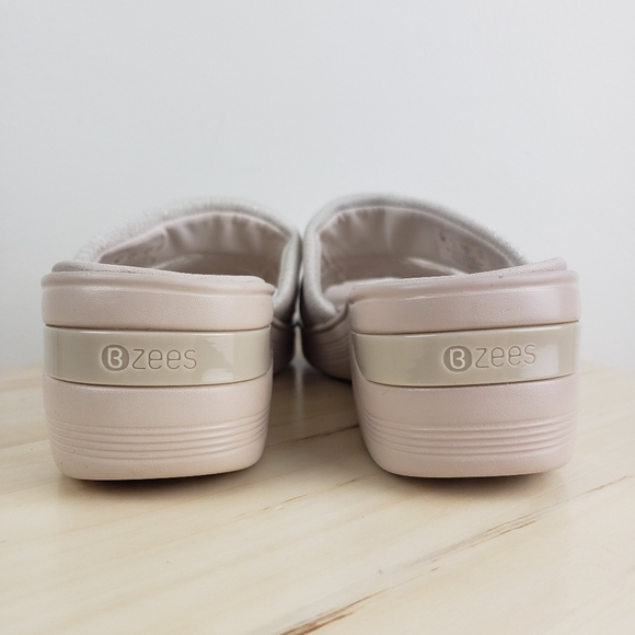 BZees Wedge Slide Sandal Size 9M Dynasty Bright Gold Beige Comfort Casual Sandal - Picture 4 of 11